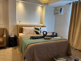 Cozy Staycation Venice with Balcony Mckinley near Bgc - 2