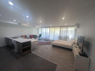 Dana-Cozy Apartment with Shared Entry in the City - 3