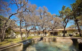 Frank Lloyd Inspired 3BR - 1'35 Acres & Firepit - 9