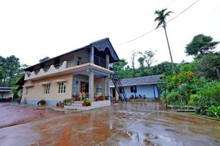 Karadikallu Homestay with Private Waterfalls - Sakleshpur - 3