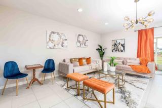 Designer Decorated - 3 Bedroom NEAR DISNEY - 8