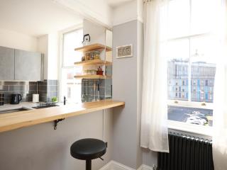 Pembroke House by N And N Stays, spacious & modern executive apartment in grade 2 listed building, close to centre, perfect location while visiting the city or working in the area - Bristol - 1