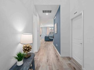 SUPER BLUE- SLEEPs 24 w POOL & MOVIE LOFT - 1