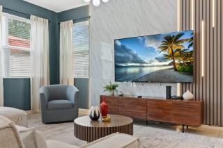 SUPER SLICK- 11 BEDs - GREAT LOCATIONs AMENITIEs - 9