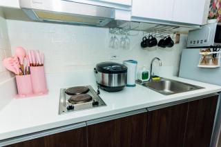 Chic Romantic Getaway Makati Studio One BR Two BR Swim Gym 300 MB - Manila - 3