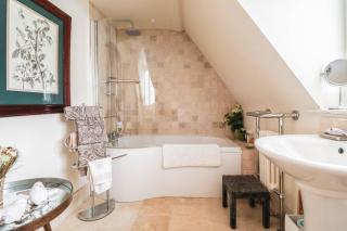 Beautifully Designed Cottage Free WiFi - 3