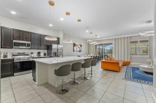 SUPER LARGE - 12BD 12BAs - MANY ENSUITEs SLEEPs 30 - 3