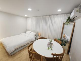CHeonho Station 5 minutes Asan Hospital Lotte World Gangnam 20 minutes Convenience store 2 minutes - Seoul - 4