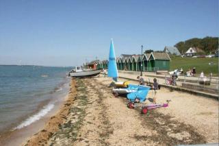 Isle 2-Bed Retreat- Sleeps 4 Garden & Games Room - 6