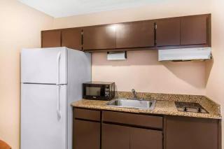 Quality Inn Hinesville - Fort Stewart Area, Kitchenette Rooms - Pool - Guest Laundry - Hinesville - 8