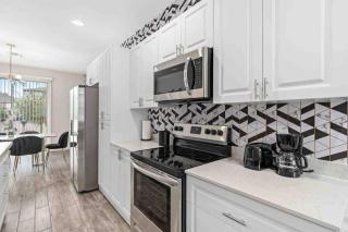 SUPER EPIC- SLEEPs 32 TWO Separate Townhomes - 6