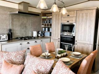 Luxury 2 bedroom holiday home with stunning views - 7