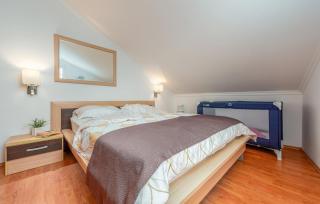 Stunning Apartment In Povljana - Povljana - 4