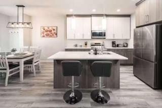 Stay Together! 2 Family Units, Sleeps 16! FREE Banff Pass, Parking, Wine, BBQ, & Netflix! - Calgary - 8