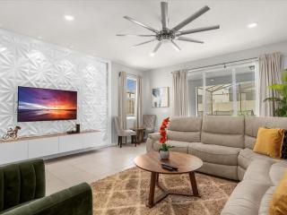 SUPER STUNNING - 11BEDs - THEMEs COMFY POOL - 0