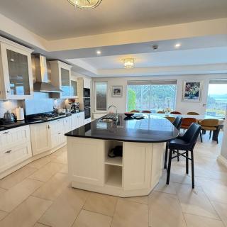 Castle View House Private 7BR sleeps 12 -Sea Views -5 min walk to Glenbeigh village - 10 min drive to Rossbeigh Beach and Dooks Golf Course - Glenbeigh - 2