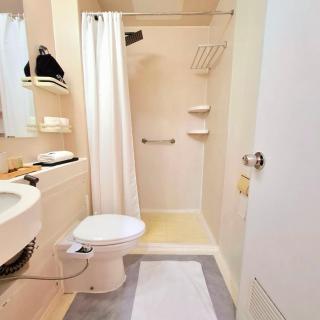 BREATHTAKING BAYVIEWS - 1BR Condo with Panoramic Bay Views, Balcony, Pool Access & Netflix - Housekeeping Available - - Manila - 8