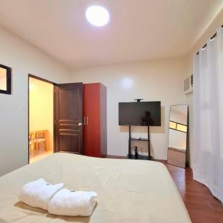 BREATHTAKING BAYVIEWS - 1BR Condo with Panoramic Bay Views, Balcony, Pool Access & Netflix - Housekeeping Available - - Manila - 1