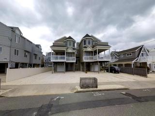 Ocean Block, Single Family, Rooftop Deck, Beach Badges, Wifi, Ocean Views From Kitchen Master Bedroom Decks In This Reverse Living Ocean Block, - 1
