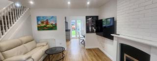 4 Bed 3 Bath Dryer Sky TV & Netflix Free Parking Rear Garden Prime Location - 7
