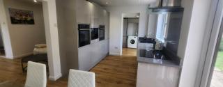 4 Bed 3 Bath Dryer Sky TV & Netflix Free Parking Rear Garden Prime Location - 2