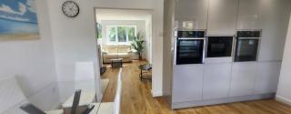 4 Bed 3 Bath Dryer Sky TV & Netflix Free Parking Rear Garden Prime Location - 6