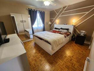 Cozy 3-Bedroom Haven, Private Pool & Parking, Your Dream Home Awaits! - Longueuil - 7