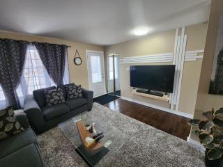 Cozy 3-Bedroom Haven, Private Pool & Parking, Your Dream Home Awaits! - Longueuil - 9
