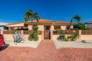 Sunrise Villa is gorgeous for daily views of sunrises and sunsets - Palm-Eagle Beach - 8