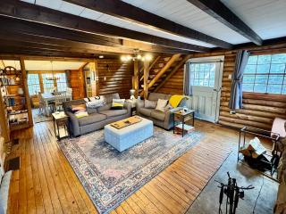 Secluded Lakefront Cabin with Hot Tub and Views - Lake Harmony - 4