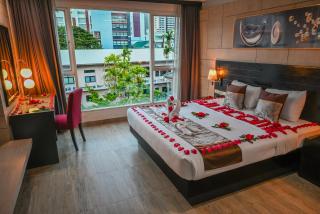 Boss Suites Nana Hotel - 8