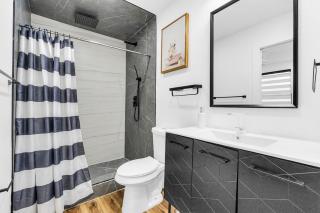 Modern Home with large private yard - Next to downtown & beach & airport - Pet friendly - 4
