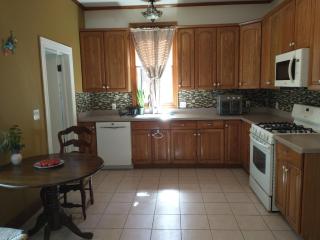 Comfortable 2 Bedroom House with Big Yard 30 Minutes to New York City - 4
