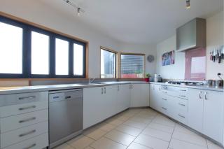 Spacious modern executive home - Wellington - 1