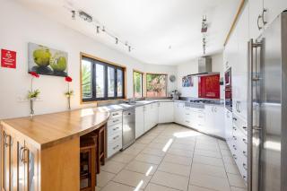 Spacious modern executive home - Wellington - 2
