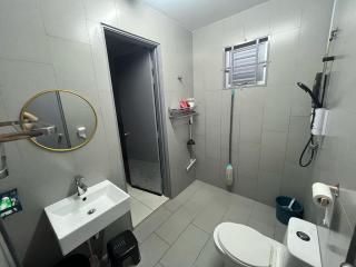 Ks161 Homestay - vast & white - 3