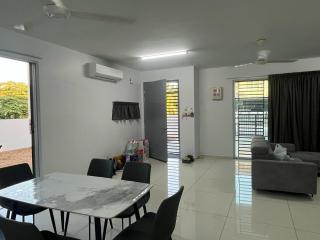 Ks161 Homestay - vast & white - 1