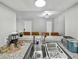 Comfy 1BR 1BA Retreat Near Dallas North Tollway - Addison - 6
