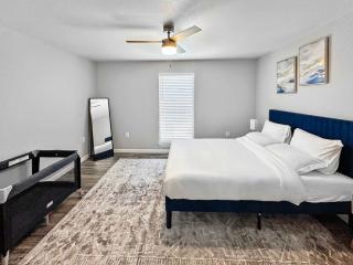 Comfy 1BR 1BA Retreat Near Dallas North Tollway - Addison - 4