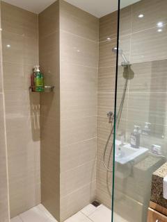 BGC One Uptown Premium 2BR Suite with Balcony near Supermarket, Malls and Restaurants - Manila - 5