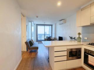 Cozy 2BR Apt Steps from Southern Cross City Views - 5