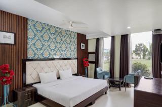 JPS Resort with Swimming Pool Near IMT Manesar - 8