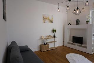 3BR - City Apartments - 10 min to ICE - 4