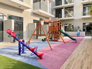 Modern JVC Studio Apt, Pool, Gym & Easy Access to Dubai Roads & Attractions - 4