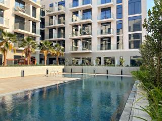 Modern JVC Studio Apt, Pool, Gym & Easy Access to Dubai Roads & Attractions - 0