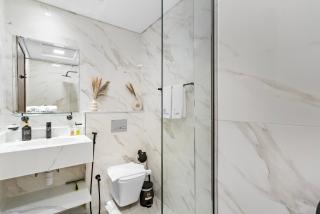 Modern JVC Studio Apt, Pool, Gym & Easy Access to Dubai Roads & Attractions - 6