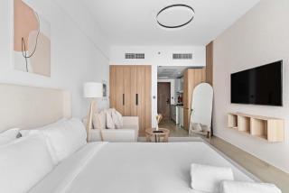 Modern JVC Studio Apt, Pool, Gym & Easy Access to Dubai Roads & Attractions - 5
