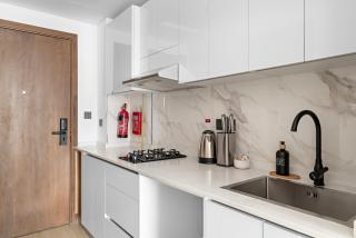 Modern JVC Studio Apt, Pool, Gym & Easy Access to Dubai Roads & Attractions - 9