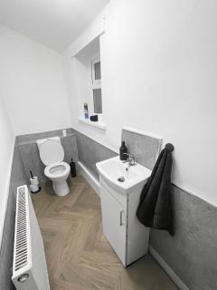 City Centre 4 Bedroom Home At Hush Haven Homes Short Lets and Serviced Accommodation - MKM Stadium, Royal Infirmary Hospital - Hull - 5