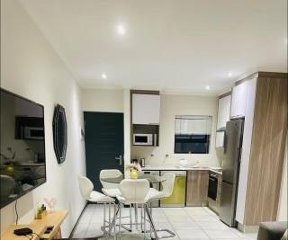 Beautiful 1 bedroom appartment at Ventura 11 - Sandton - 3